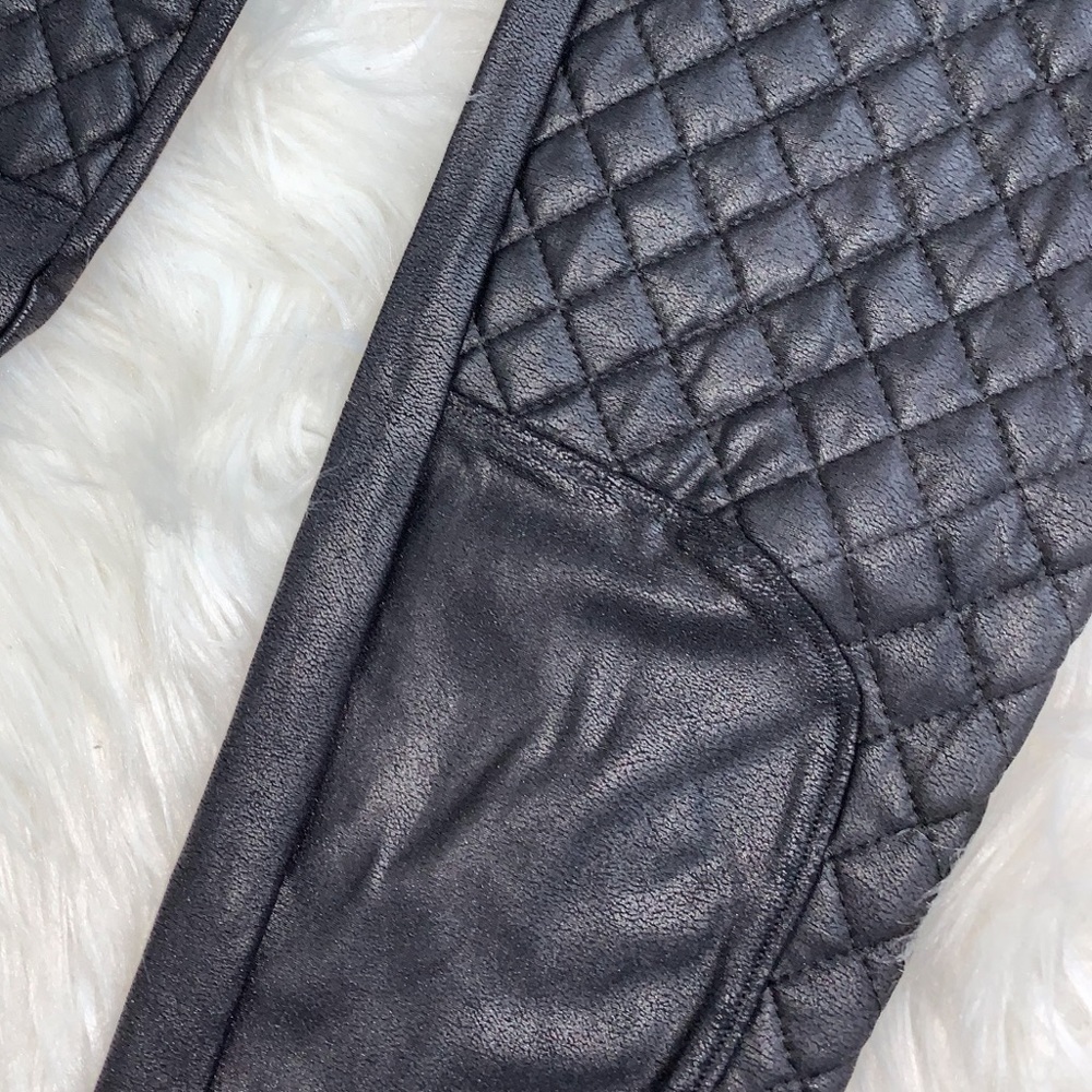 ⭐️⭐️SOLD⭐️⭐️Spanx Black Quilted Faux Leather Leggings S - Picture 8 of 11